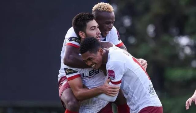 اللاعب التركي أرضا شانكير يهدي فريقه الفلبيني 4 أهداف في شوط واحد