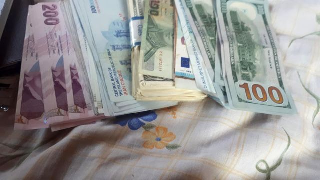 تركي يعيد نصف مليون ليرة عثر عليها في الشارع إلى أصحابها