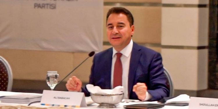 باباجان: على أحزاب التحالف السداسي التركيز على منافسها الفعلي