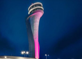برج مطار إسطنبول يكتسي بـ”الوردي” للتوعية بسرطان الثدي