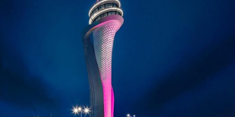 برج مطار إسطنبول يكتسي بـ”الوردي” للتوعية بسرطان الثدي