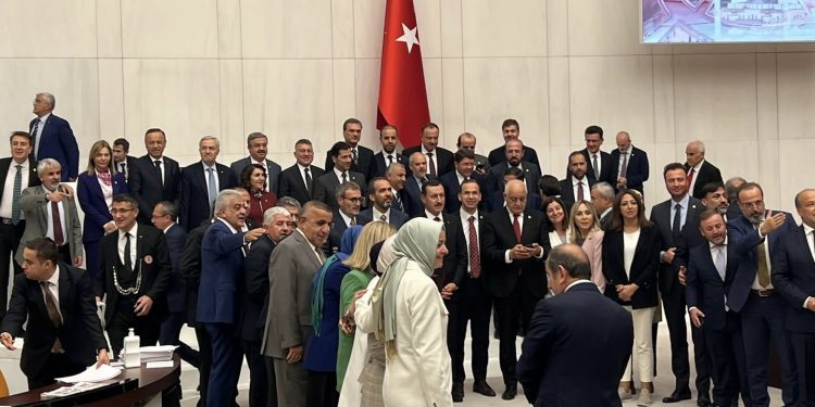 برلماني: قانون الرقابة على “التواصل الاجتماعي” صدر بعد نقاش أمريكي أوروبي!