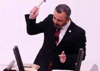 برلماني تركي يحطم هاتفه بالمطرقة احتجاجًا على قانون “الأخبار الكاذبة”