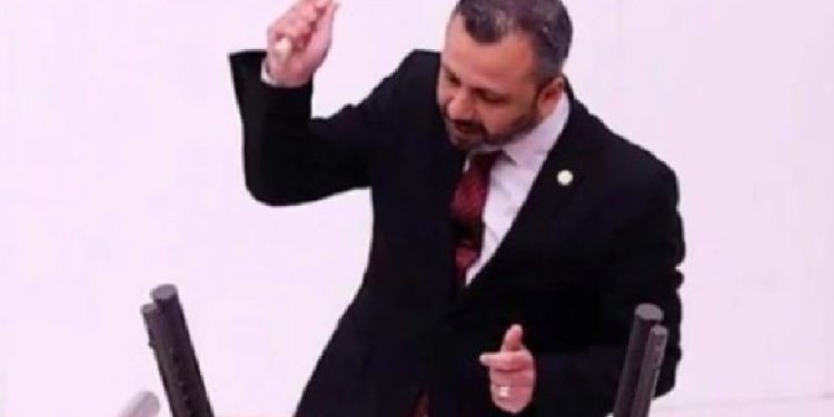 برلماني تركي يحطم هاتفه بالمطرقة احتجاجًا على قانون “الأخبار الكاذبة”