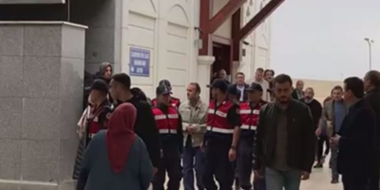 عضو سابق بمجلس الدولة يحضر جنازة نجله “مكبل اليدين”