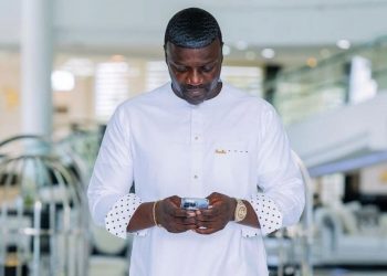 المطرب الأمريكي إيكون يشيد بأطباء تركيا