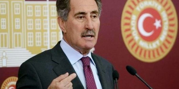 وزير سابق يستنكر الاعتقالات الجماعية في تركيا