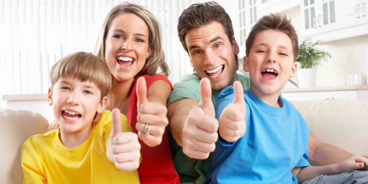 خبراء ينصحون الآباء بعدم مكافأة الأبناء بهذه الأشياء