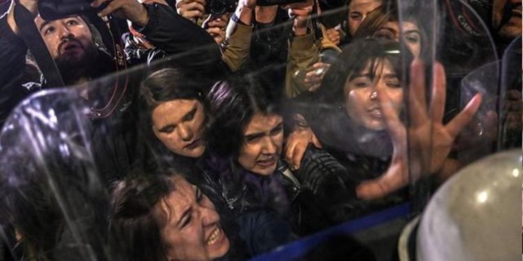 اعتقال 200 سيدة في تظاهرة احتجاجية ضد العنف تجاه المرأة