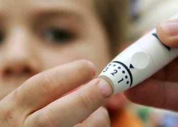 برلماني: الأسر تقترض لشراء جهاز السكري للأطفال المصابين