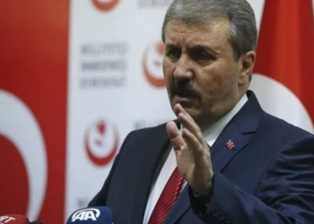 شريك أردوغان يطالبه بترك رئاسة “العدالة والتنمية”