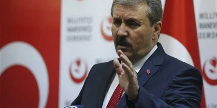 شريك أردوغان يطالبه بترك رئاسة “العدالة والتنمية”