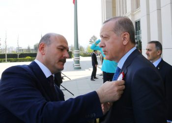 برلماني تركي: أردوغان ووزير الداخلية يتنصتان على بعضهما!