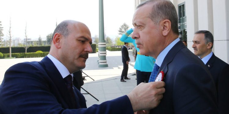 برلماني تركي: أردوغان ووزير الداخلية يتنصتان على بعضهما!