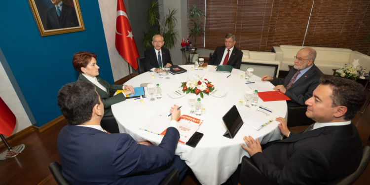 داود أوغلو: نعمل بتصميم لإخراج تركيا من هذه الأيام السوداء