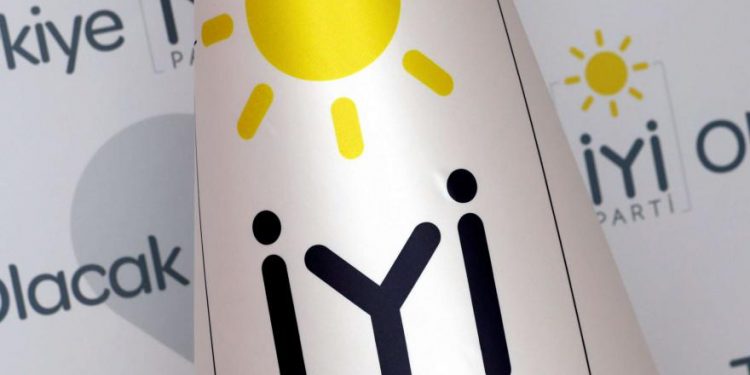 كاتب تركي: حزب الجيد يقدم لأردوغان فرصة ذهبية للفوز بالانتخابات