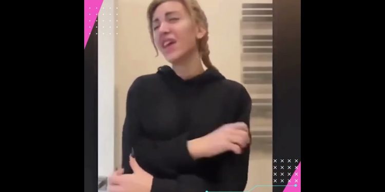 مغردة شهيرة تواجه عقوبة بالسجن لإلقائها الليرة التركية في المرحاض