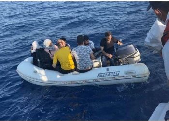 خفر السواحل التركي ينقذ 6 مهاجرين غربي تركيا