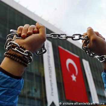 تركيا الثالثة عالميًا في عدد الصحفيين المعتقلين