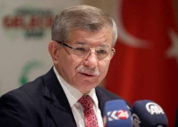 داود أوغلو: لا يمكننا ترك السلطات لشخص واحد في الفترة الانتقالية