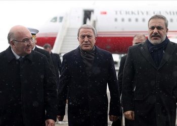 لأول مرة منذ 11 عامًا.. وزير دفاع تركيا يلتقي نظيره السوري