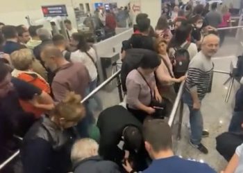 الأتراك يتدفقون على المعبر الحدودي مع جورجيا لشراء أحدث إصدار من هاتف أيفون