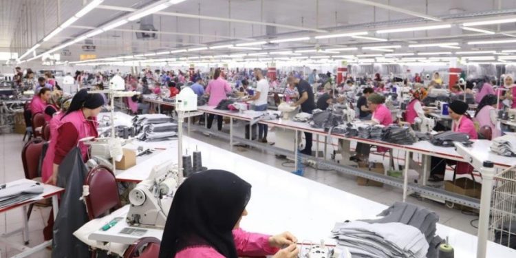 120 ألف عامل بقطاع المنسوجات قد يفقدون وظائفهم