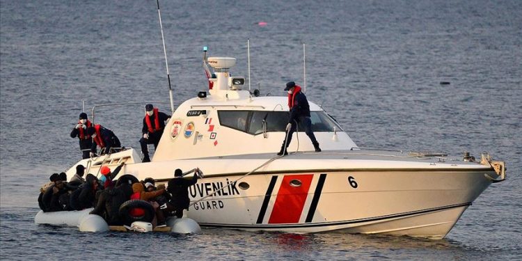 خفر السواحل التركي ينقذ 32 مهاجرًا غير شرعي