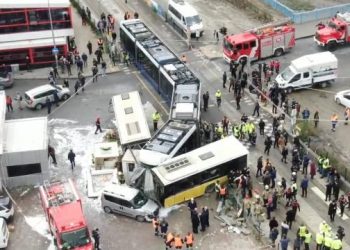 تركيا.. اصطدام ترام بحافلة نقل عام مدينة إسطنبول