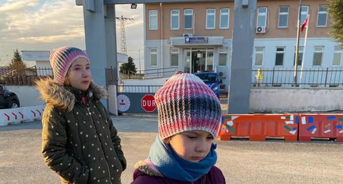 تركيا.. طفلان يترقبان أمام السجن نتيجة التحقيق مع والديهما 