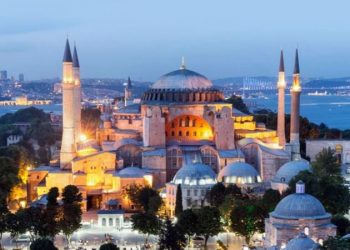 آيا صوفيا في خطر.. تضرر بوابة أخرى في المسجد