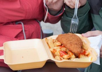 بريطانيا تحظر أدوات الطعام والأطباق البلاستيكية