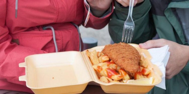 بريطانيا تحظر أدوات الطعام والأطباق البلاستيكية