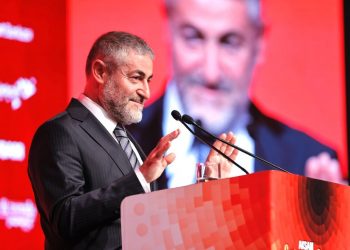 وزير المالية التركي: إذا ارتفعت قيمة الليرة ستتراجع الصناعة