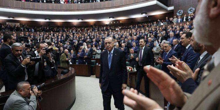 أردوغان يخطط للحرب والقمع لينفذ بجلده