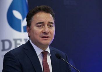 باباجان يشتكي ضعف المشاركة التركية في دافوس