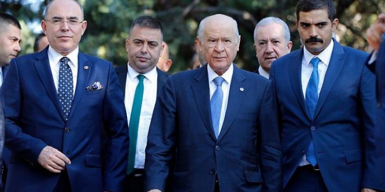 تركيا.. زعيم “الحركة القومية” يتهرب من الصحفيين بعد اغتيال قيادي قومي