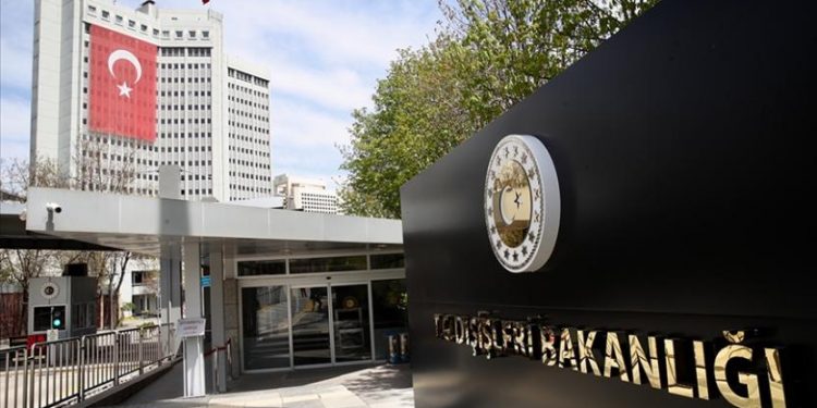 تركيا تستدعي السفير الهولندي بسبب حرق المصحف