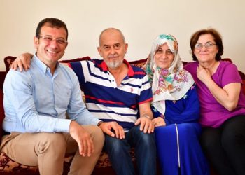 إمام أوغلو يؤدي العمرة مع والديه