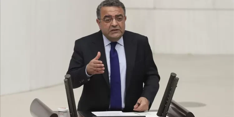 برلماني: سجون تركيا بها 520 طفلا رفقة أمهاتهم