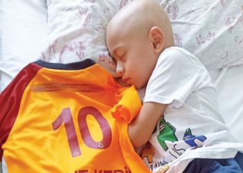 تركيا.. سياسيون يهاجمون الحكومة بعد رفض الإفراج عن سيدة يصارع طفلها السرطان