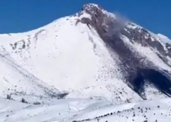 دخان ينبعث من جبل ضخم في تركيا بعد الزلزال