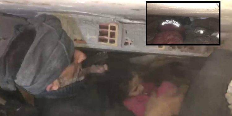 سوري يحتضن ابنته 6 أيام تحت الأنقاض