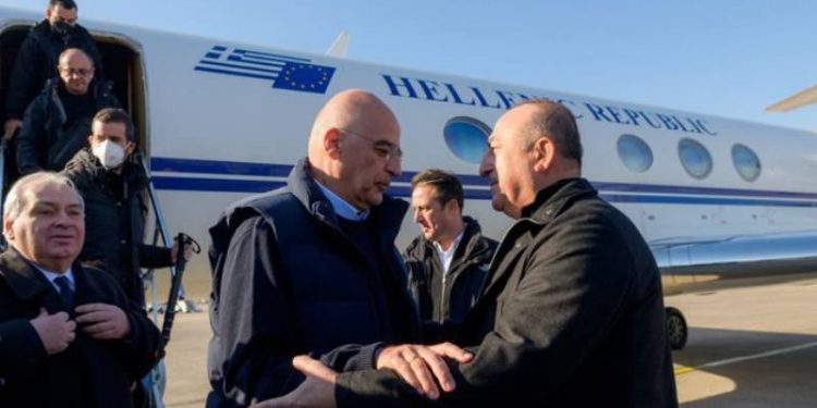 وزير الخارجية اليوناني في تركيا لمعاينة آثار الزلزال