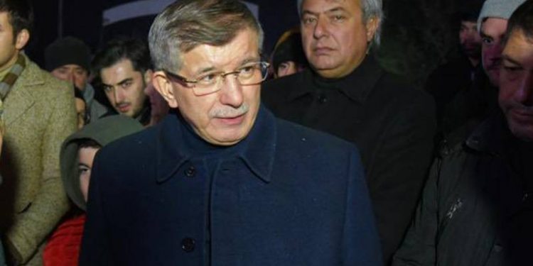 داوود أوغلو: على الجميع الاستقالة بمن فيهم الرئيس