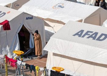 هيئة الكوارث التركية تضع شعارها على الخيام المرسلة من الخارج!