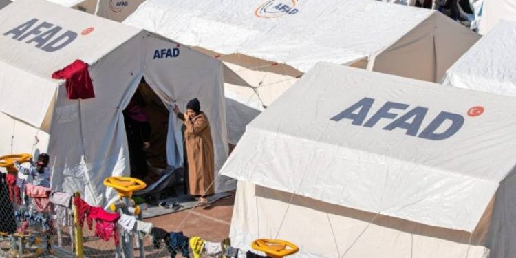 هيئة الكوارث التركية تضع شعارها على الخيام المرسلة من الخارج!