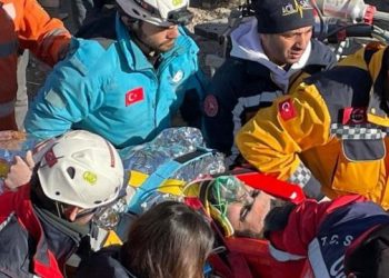 أحياء تحت الأنقاض.. إنقاذ مسنة بعد 212 ساعة من الزلزل وخروج رجل عبر نفق