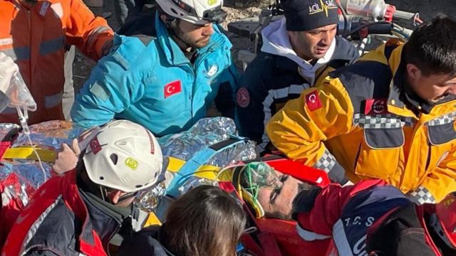 أحياء تحت الأنقاض.. إنقاذ مسنة بعد 212 ساعة من الزلزل وخروج رجل عبر نفق