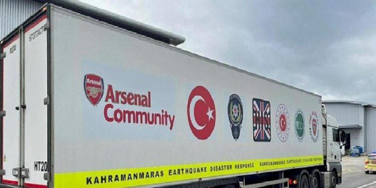 أرسنال يرسل شاحنتين إغاثة إلى منطقة الزلزال